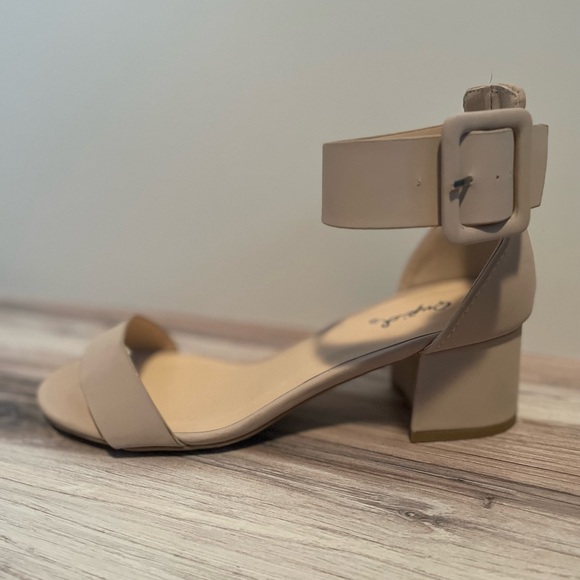 NEVER WORN Qupid Mid Block Heel Sandals in Beige- Size 6.5 - Picture 6 of 7